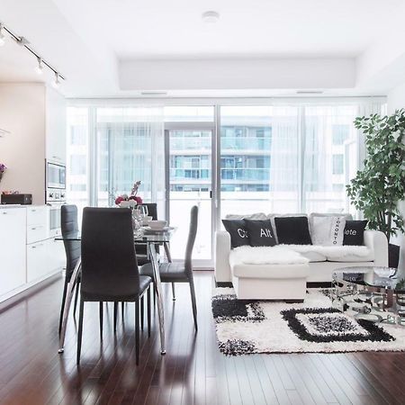 Royal Stays Condominiums - Upscale Downtown Suites Торонто Екстер'єр фото