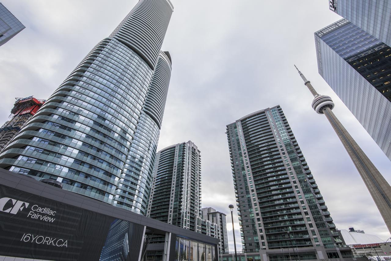 Royal Stays Condominiums - Upscale Downtown Suites Торонто Екстер'єр фото