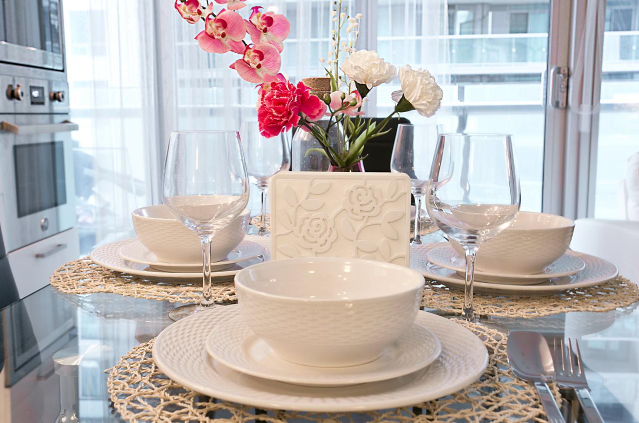 Royal Stays Condominiums - Upscale Downtown Suites Торонто Екстер'єр фото