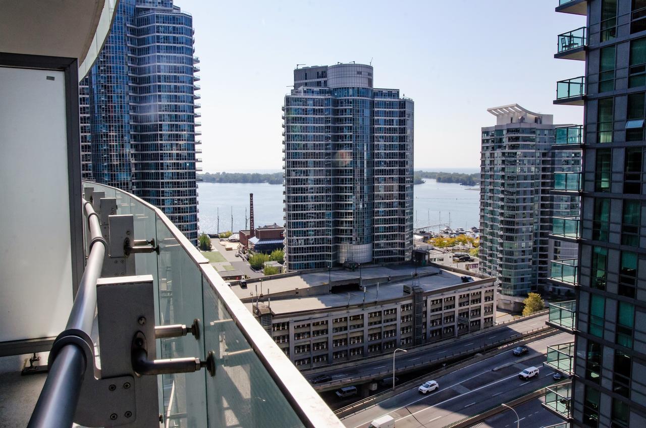 Royal Stays Condominiums - Upscale Downtown Suites Торонто Екстер'єр фото