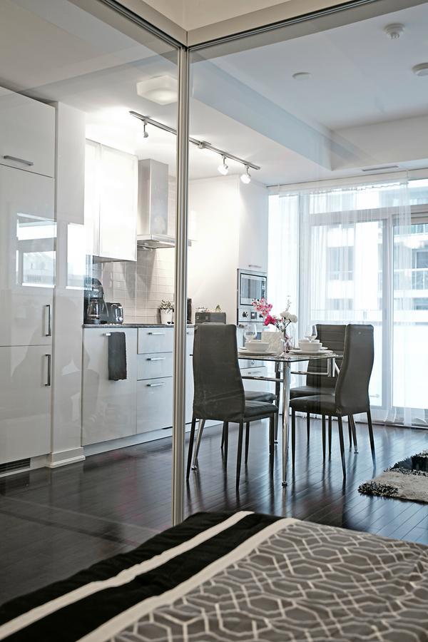Royal Stays Condominiums - Upscale Downtown Suites Торонто Екстер'єр фото