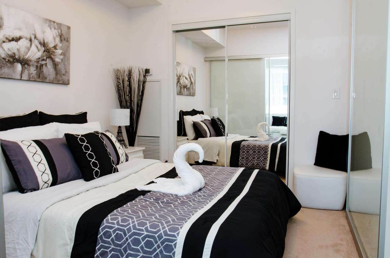 Royal Stays Condominiums - Upscale Downtown Suites Торонто Екстер'єр фото