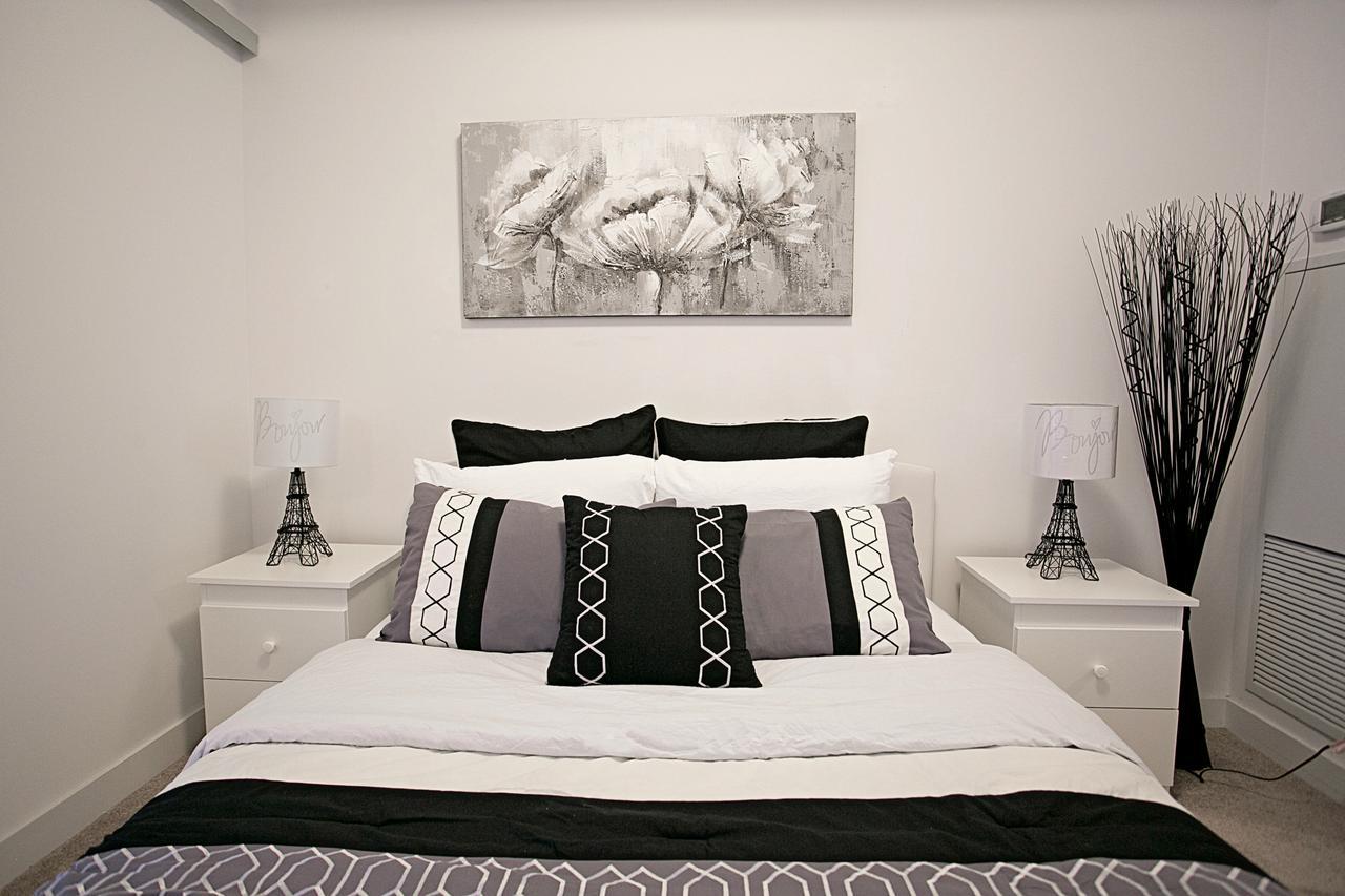 Royal Stays Condominiums - Upscale Downtown Suites Торонто Екстер'єр фото