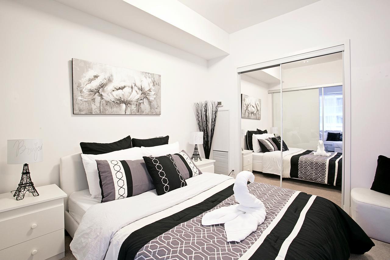 Royal Stays Condominiums - Upscale Downtown Suites Торонто Екстер'єр фото