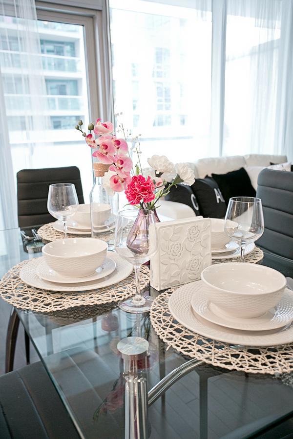 Royal Stays Condominiums - Upscale Downtown Suites Торонто Екстер'єр фото