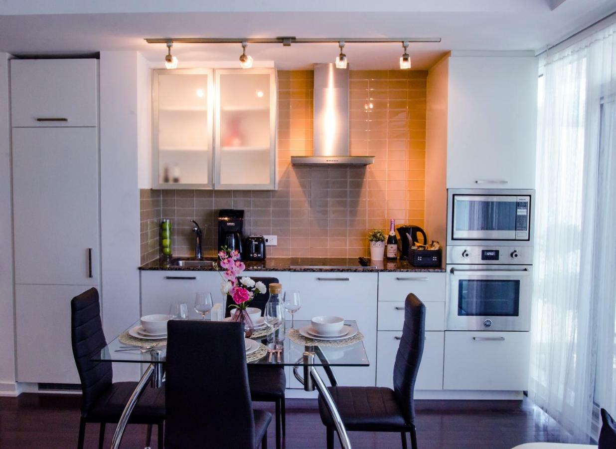Royal Stays Condominiums - Upscale Downtown Suites Торонто Екстер'єр фото