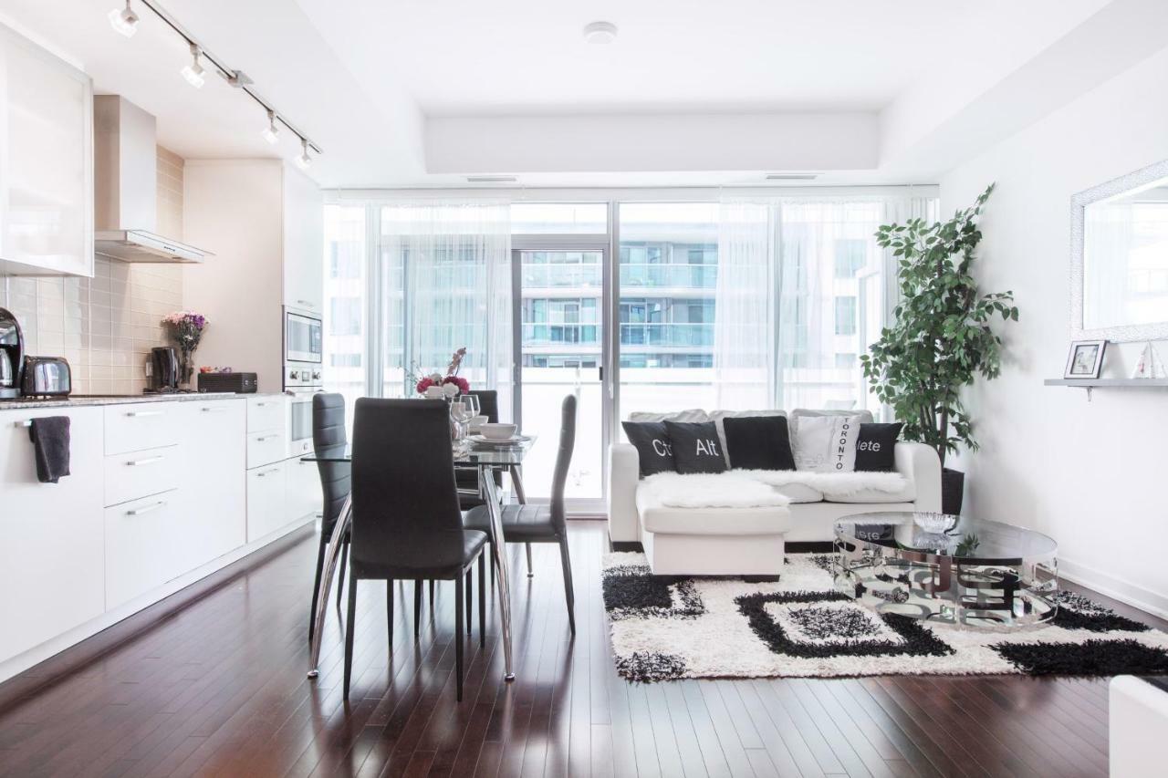Royal Stays Condominiums - Upscale Downtown Suites Торонто Екстер'єр фото