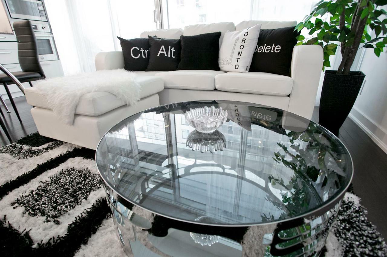 Royal Stays Condominiums - Upscale Downtown Suites Торонто Екстер'єр фото